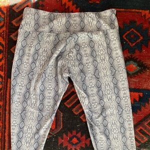 Onzie capri length workout leggings
